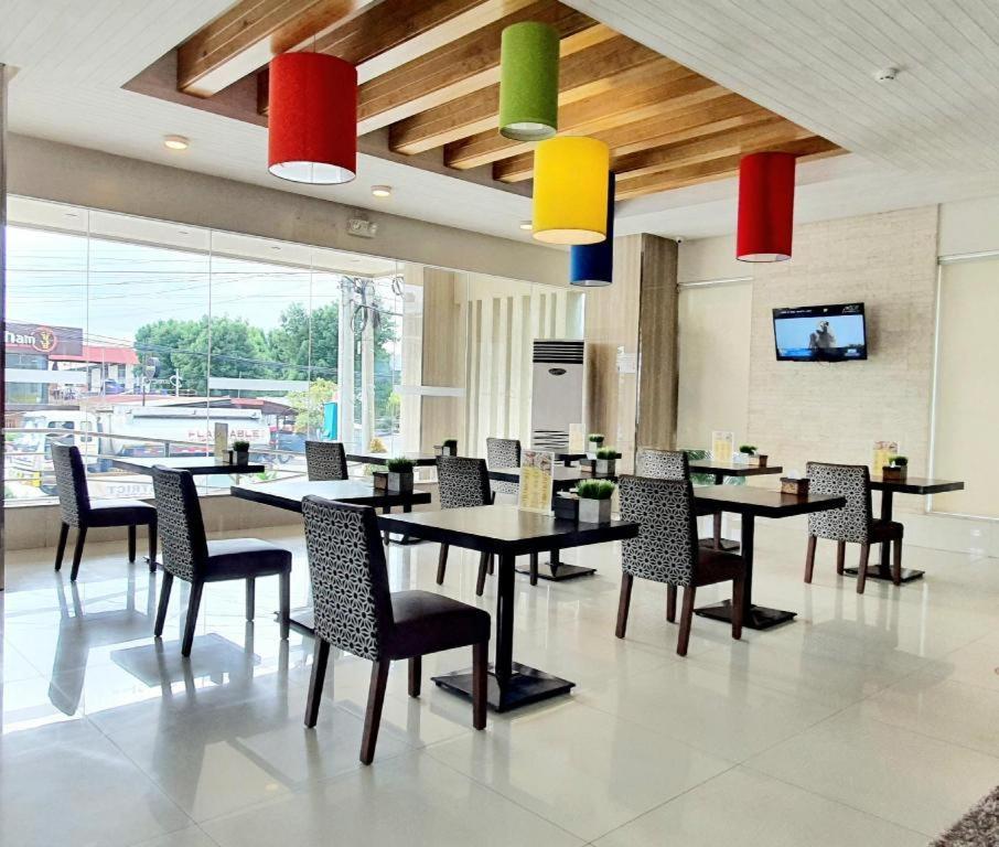 District 21 Hotel Илоило Экстерьер фото