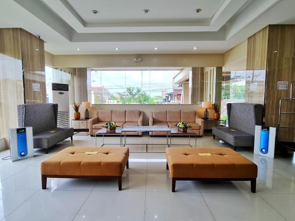 District 21 Hotel Илоило Экстерьер фото