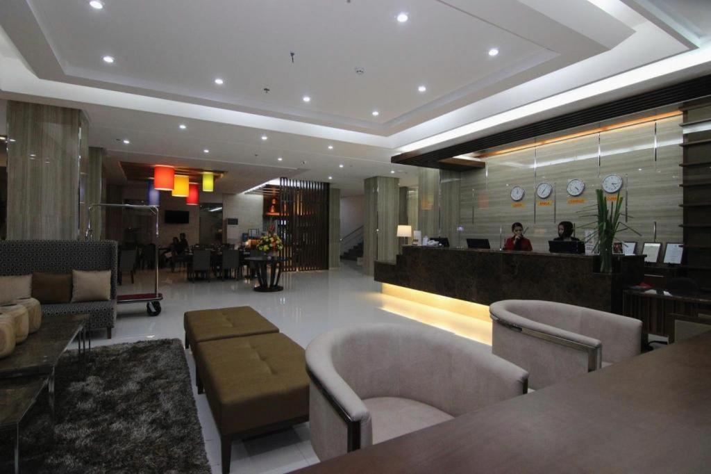 District 21 Hotel Илоило Экстерьер фото