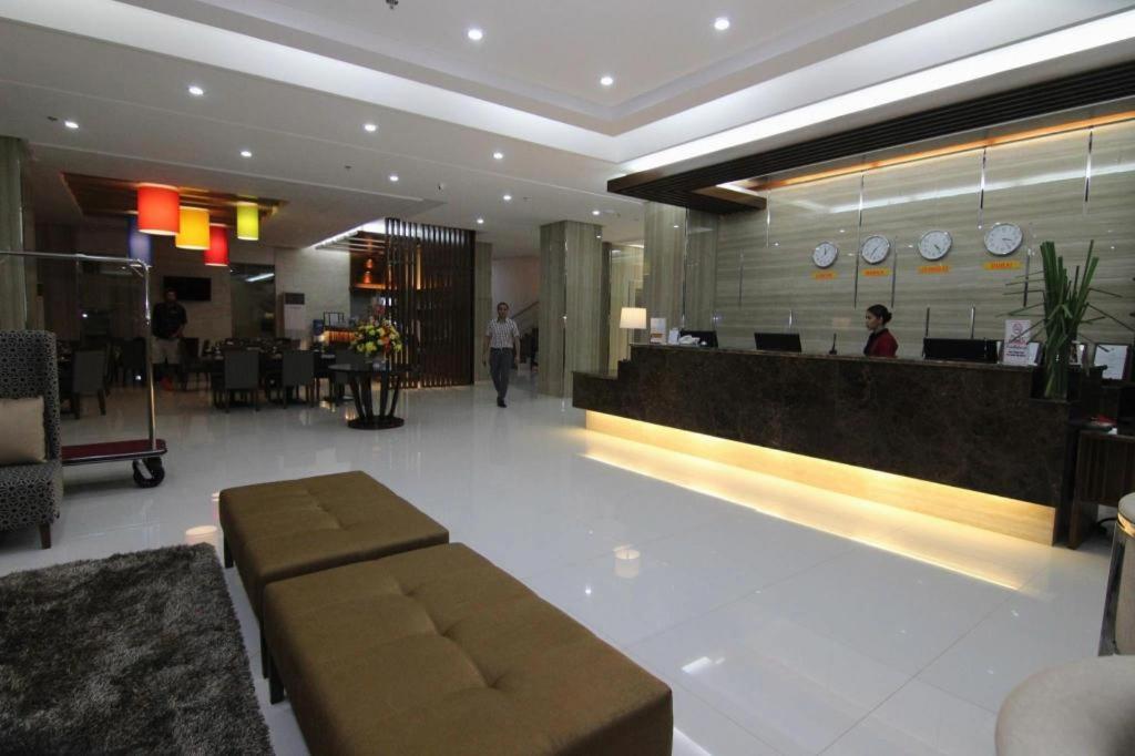 District 21 Hotel Илоило Экстерьер фото