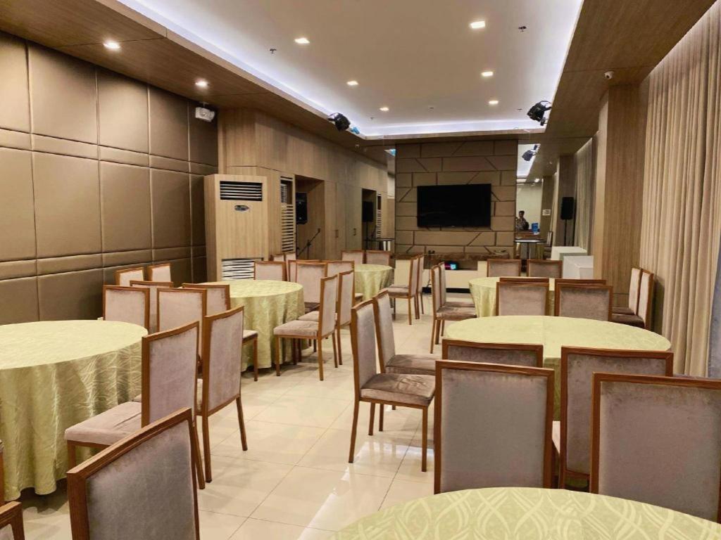 District 21 Hotel Илоило Экстерьер фото