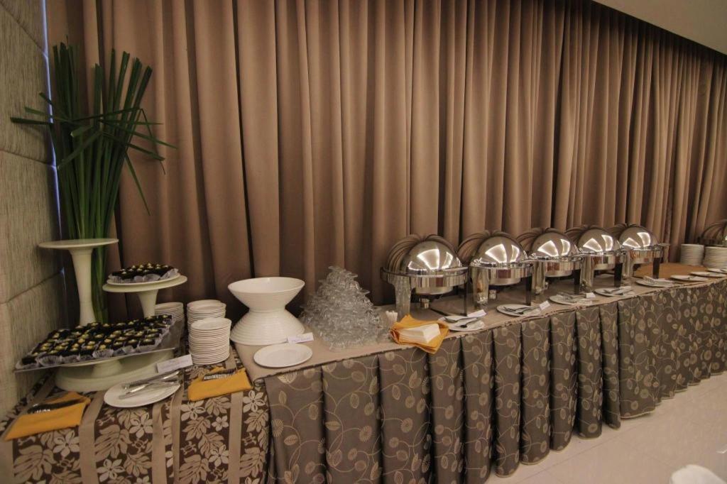 District 21 Hotel Илоило Экстерьер фото