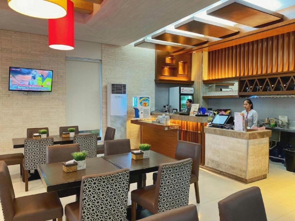 District 21 Hotel Илоило Экстерьер фото