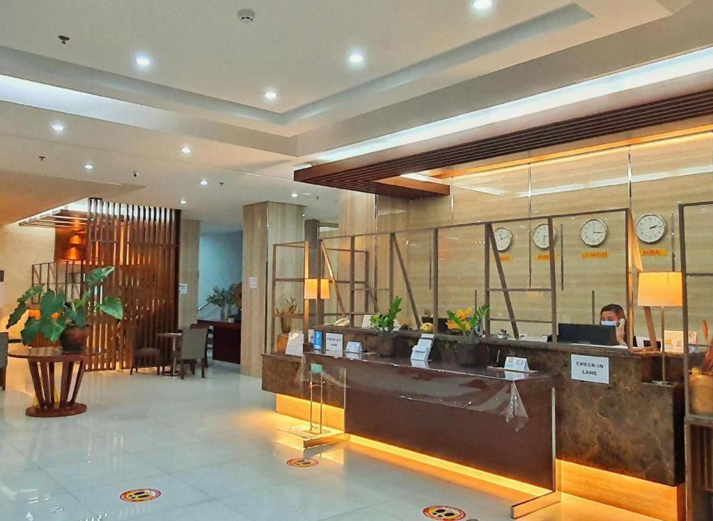 District 21 Hotel Илоило Экстерьер фото