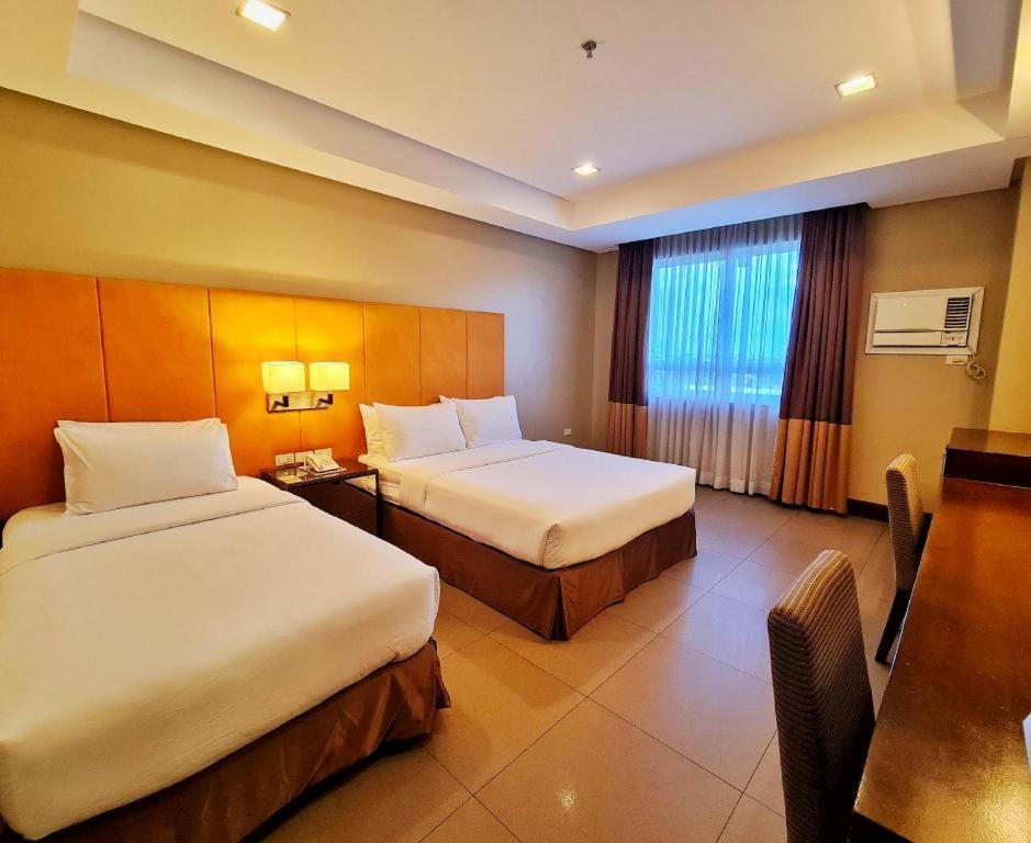 District 21 Hotel Илоило Экстерьер фото