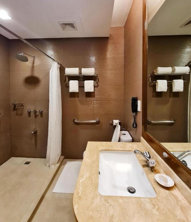 District 21 Hotel Илоило Экстерьер фото