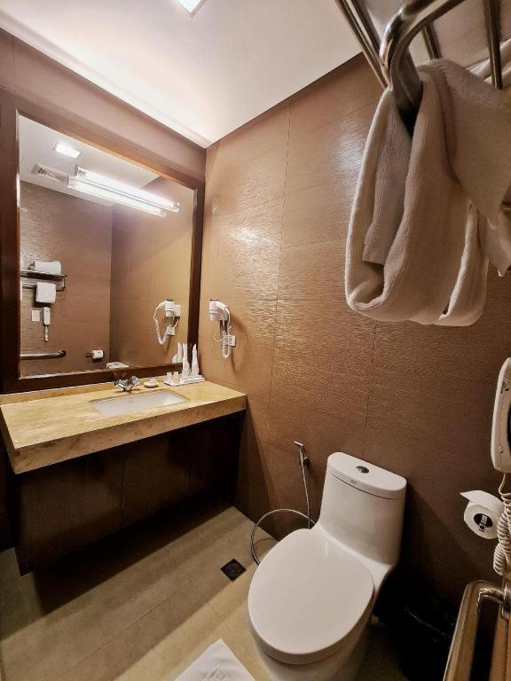 District 21 Hotel Илоило Экстерьер фото