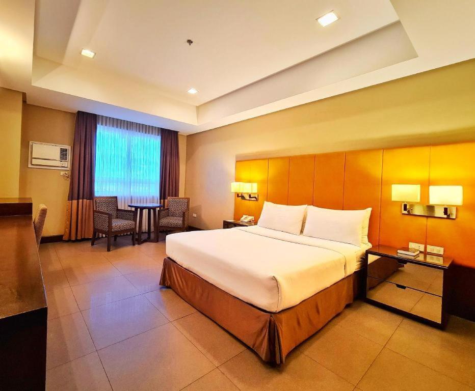 District 21 Hotel Илоило Экстерьер фото