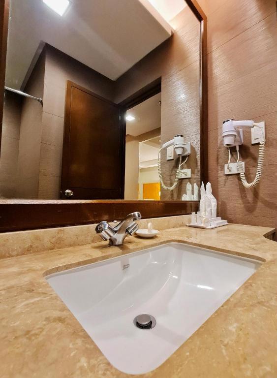 District 21 Hotel Илоило Экстерьер фото