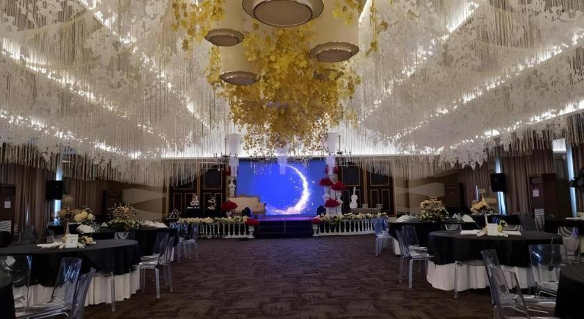 District 21 Hotel Илоило Экстерьер фото