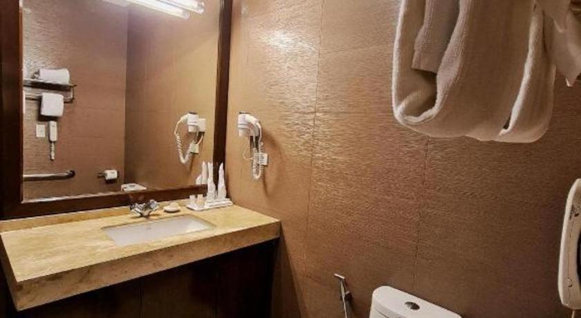 District 21 Hotel Илоило Экстерьер фото