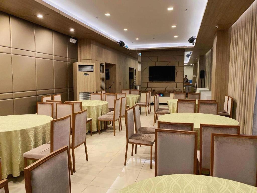 District 21 Hotel Илоило Экстерьер фото