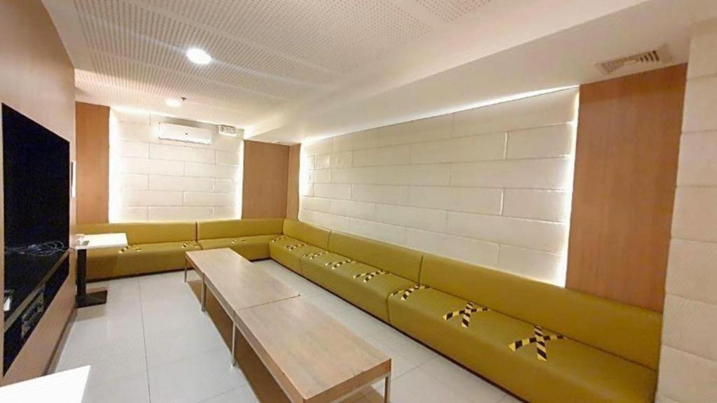 District 21 Hotel Илоило Экстерьер фото