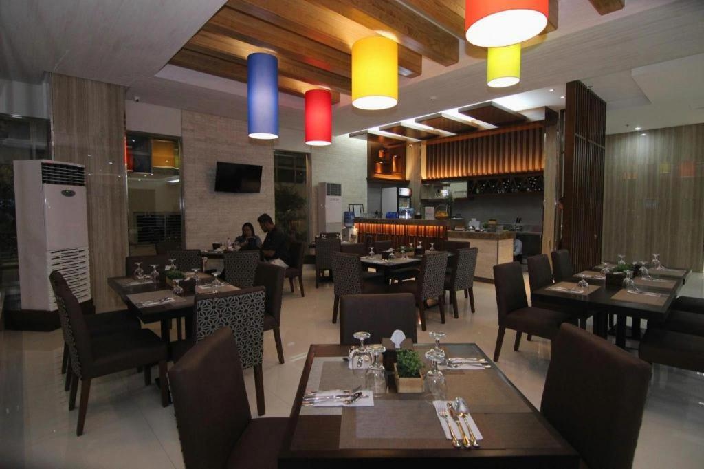 District 21 Hotel Илоило Экстерьер фото
